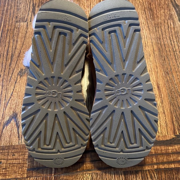 Uggs - Little Girl Soft Pink Bailey Boots w/ Bows - Picture 5 of 6